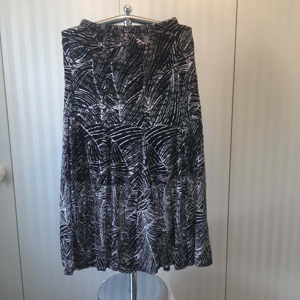 Initiatives black and white lined skirt Size M